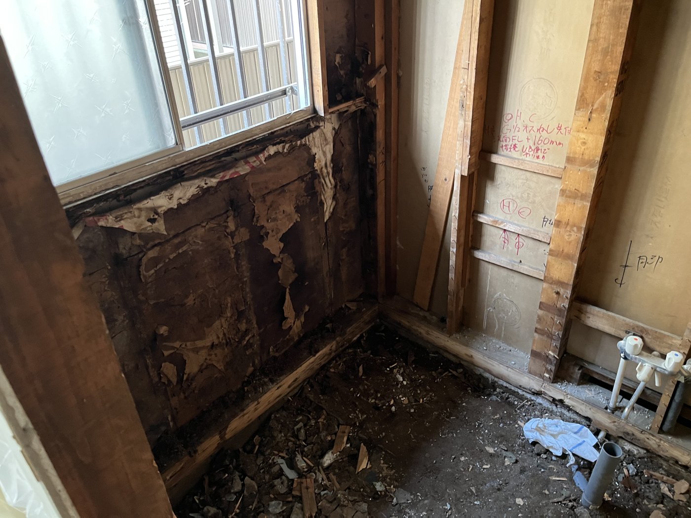 解体で明らかになった、原形をとどめないほど腐食した壁下地