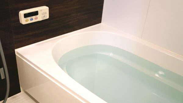 「お湯が出ない！」のパニックを防ぐ。給湯器交換のベストタイミングと、意外な設定温度の秘密