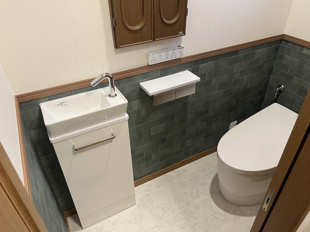 施工後|タンクレストイレと新しい手洗い器
