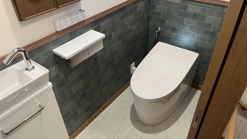 トイレ交換工事（タンクレストイレ、水栓交換、クロス貼り替え、江戸川区）