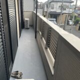 船橋市西船のバルコニー改修後。新しい笠木・手すりとFRP防水の床