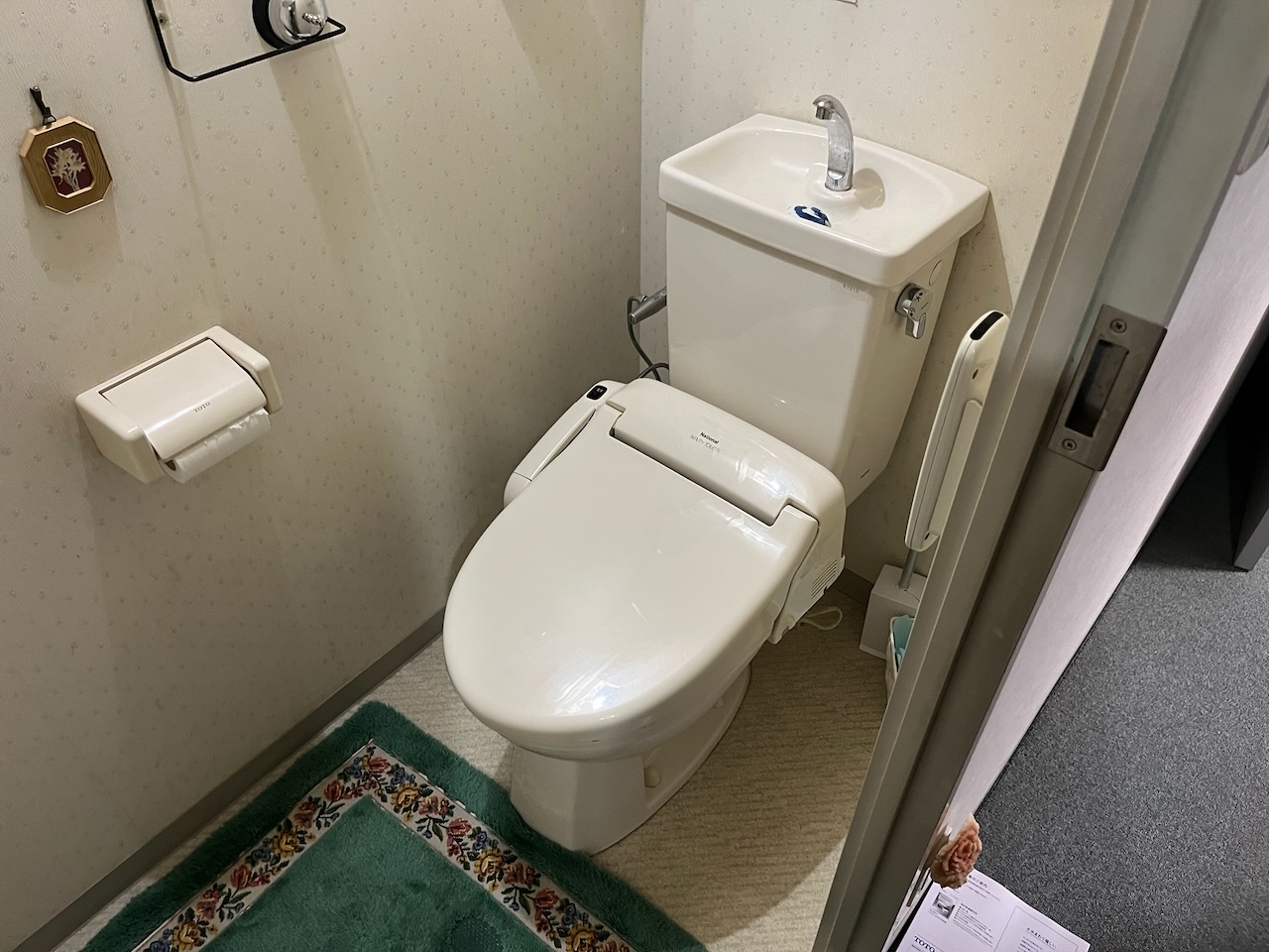施工前|手洗い付きタンクのあるトイレ