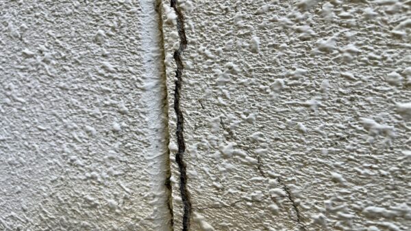 その外壁のひび割れ　放っておいて大丈夫？？修繕費が500万円を超えた実例