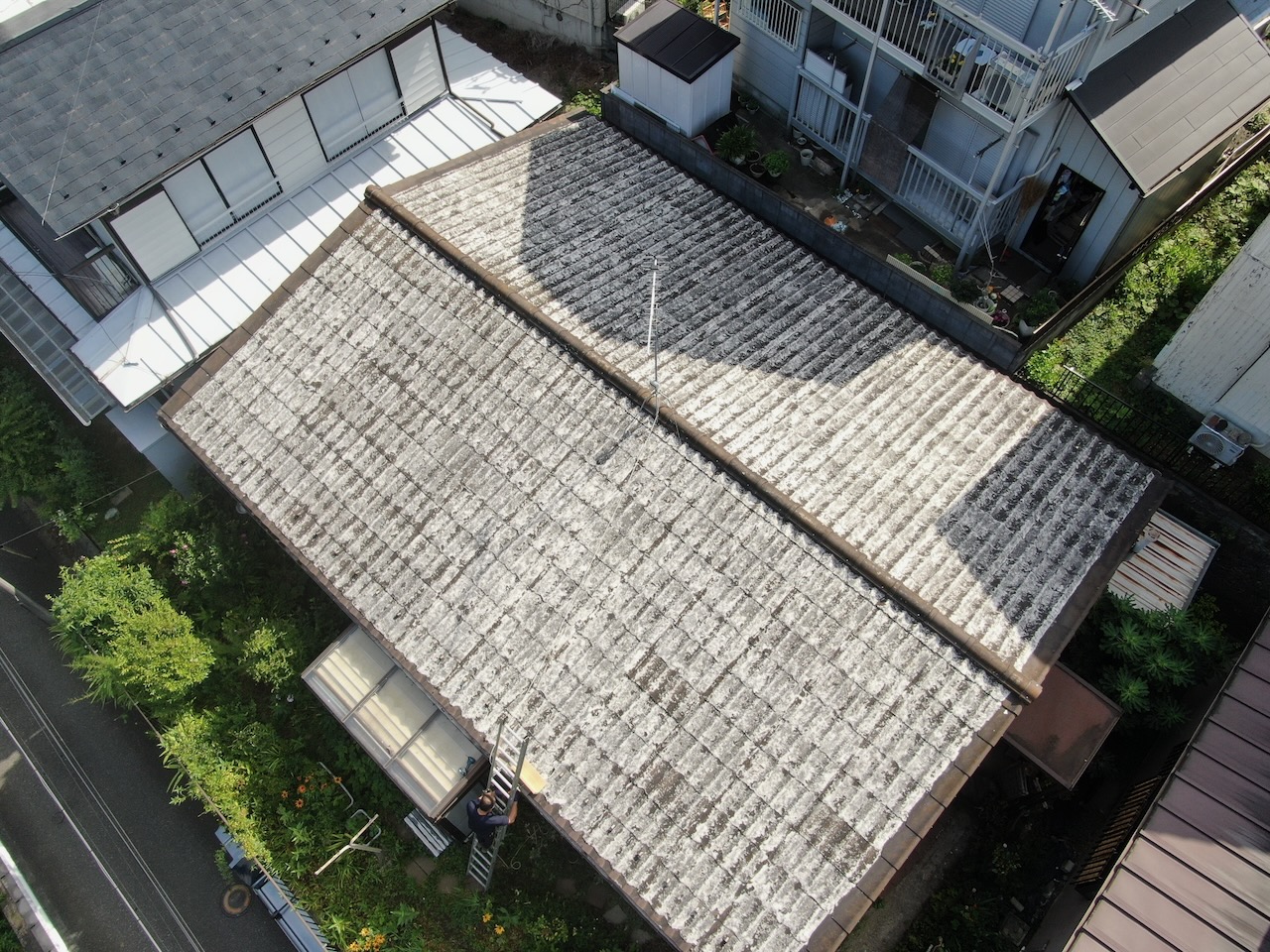 施工前:表面の剥がれや欠損が進んだかわらUの屋根。