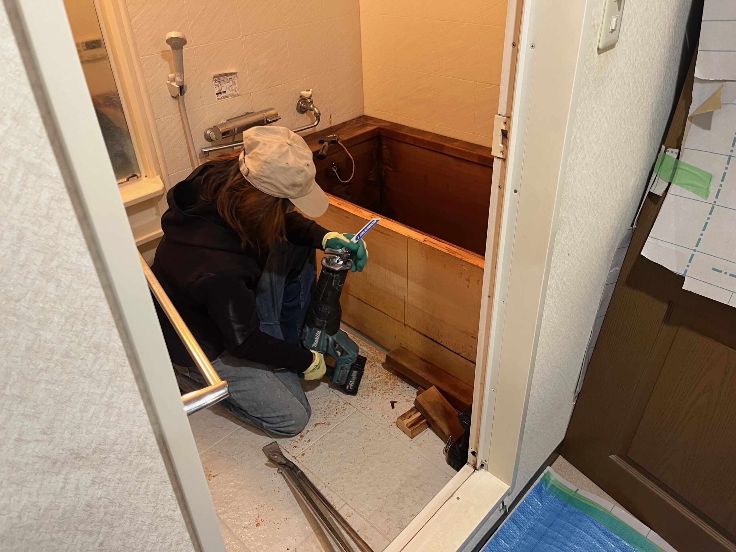 既存の木製浴槽を解体している様子